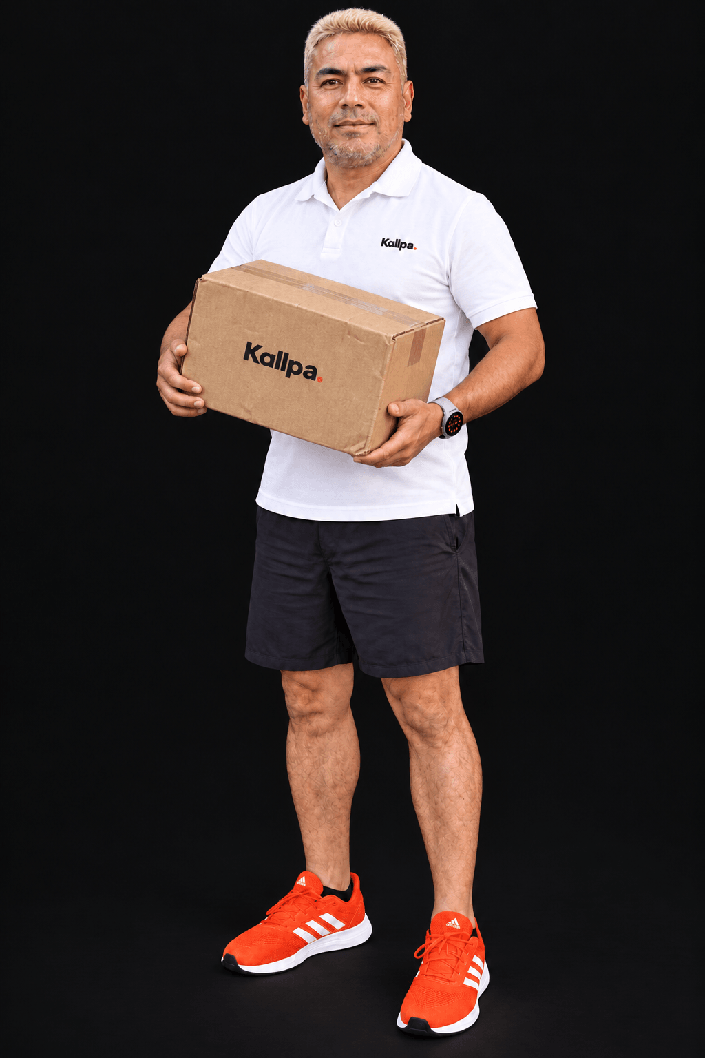 Luchito sosteniendo un paquete Kallpa, con polo blanco de la marca y ropa deportiva