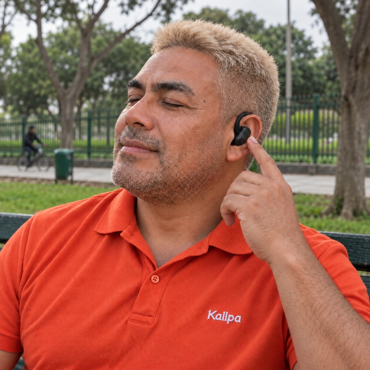 Lucho con polo Kallpa bordado y audífonos XT80 en un parque inspirado en la avenida de la Peruanidad, Jesús María