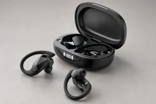 Lenovo XT80 negros con ganchos deportivos y estuche de carga abierto