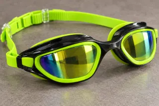 Detalle del lente espejado, marco y correa de los lentes Torneo Competition