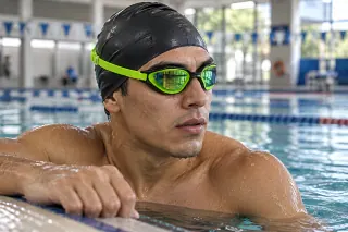 Nadador usando lentes Torneo Competition verdes en una piscina